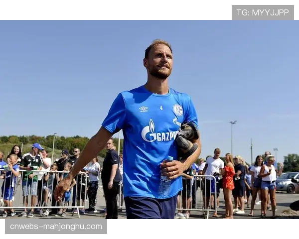 官方确认：沙尔克04传奇球员、现任青训教练赫韦德斯离任