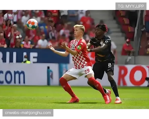 特写:沃尔夫斯堡中场核心在训练中加练禁区外远射,以提升转化率 特写:沃尔夫斯堡中场核心在训练中加练禁区外远射,以提升转化率